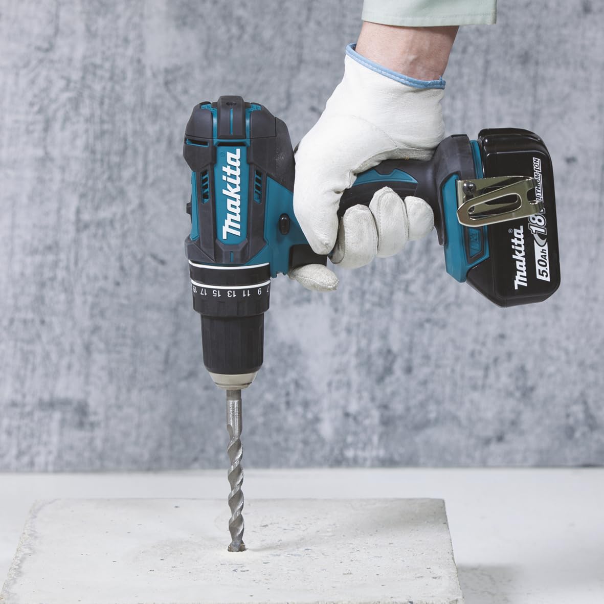 Makita impact drill (96-piece): 18V/3.0Ah, 2 batteries + charger in aluminum case