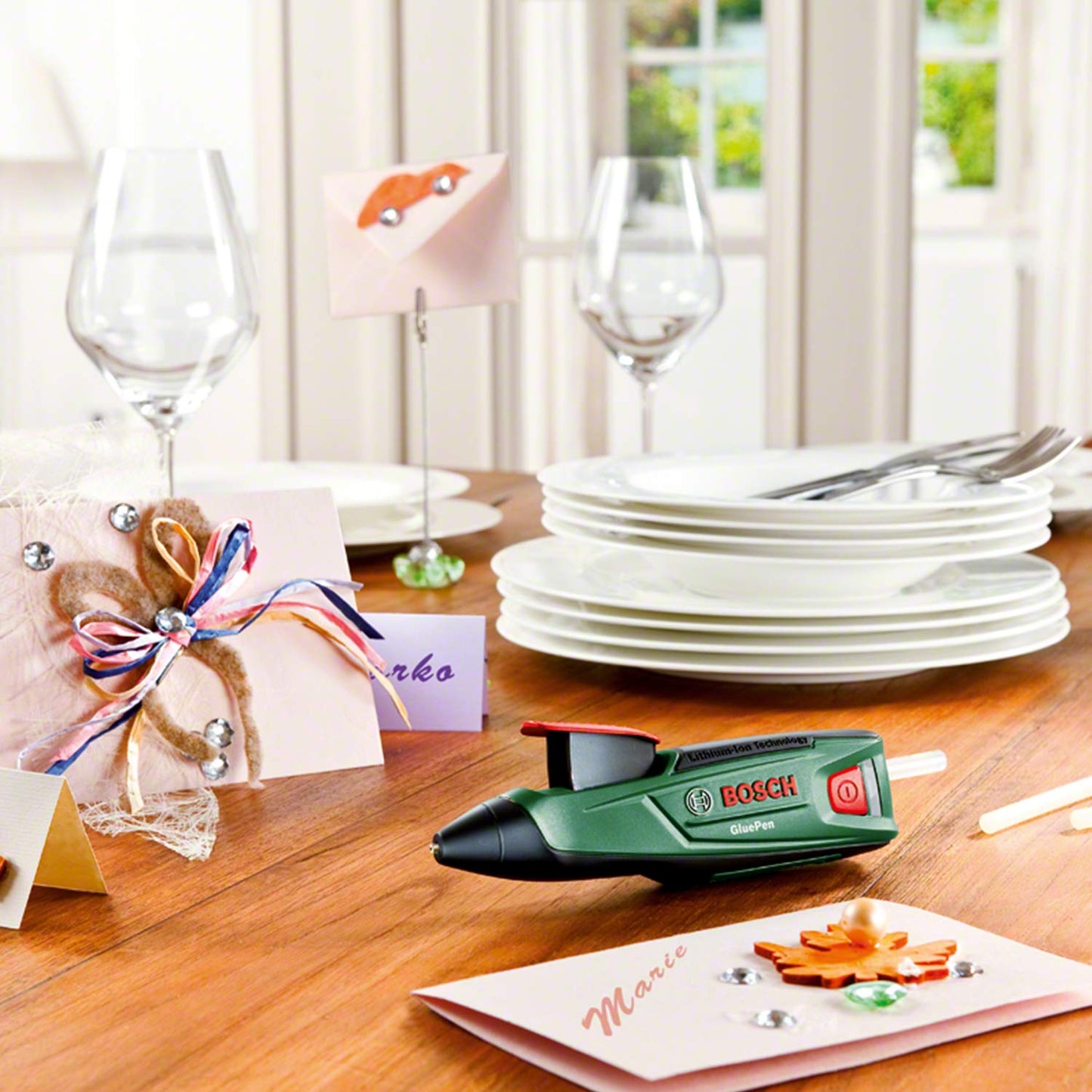 Bosch 'GluePen' cordless hot glue gun with USB charging: Flexible - Fast - Precise