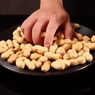 Erdnussschaler und Peller mit Handkurbel | Schalenentfernung für Pistazien, Erdnüsse etc. (Preview GIF)
